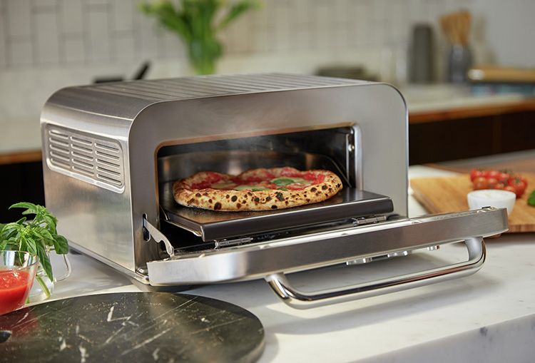 sage-pizzaofen-the-Smart-Oven-Pizzaiolo-mit-pizza