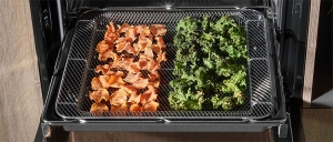 Mit dem AirFry Blech von Amica wird der Backofen zum Familien-Airfryer