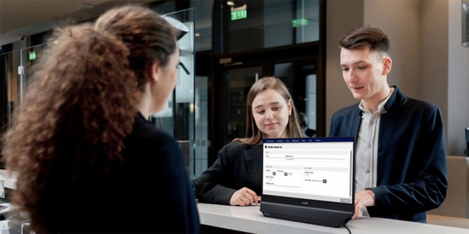 Erster beidseitig nutzbarer Bildschirm