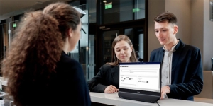 Erster beidseitig nutzbarer Bildschirm