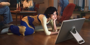 Der 27-Zoll-Bildschirm mit Standfuß und Akku ist TV und portabler Touchscreen