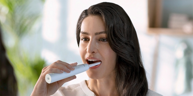 Die elektrischen Zahnbürsten mit Schalltechnologie entfernen nachweislich bis zu dreimal mehr Plaque als eine Handzahnbürste