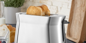 Der WMF Kineo Toaster besitzt ein elegantes Gehäuse aus Cromargan und der für die Kineo-Linie typischen 70-Grad-Schräge